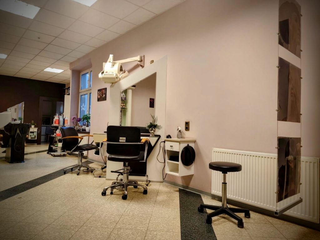 Innenansicht des Altstadt Friseurs in Nauen – Einladender Salonbereich.