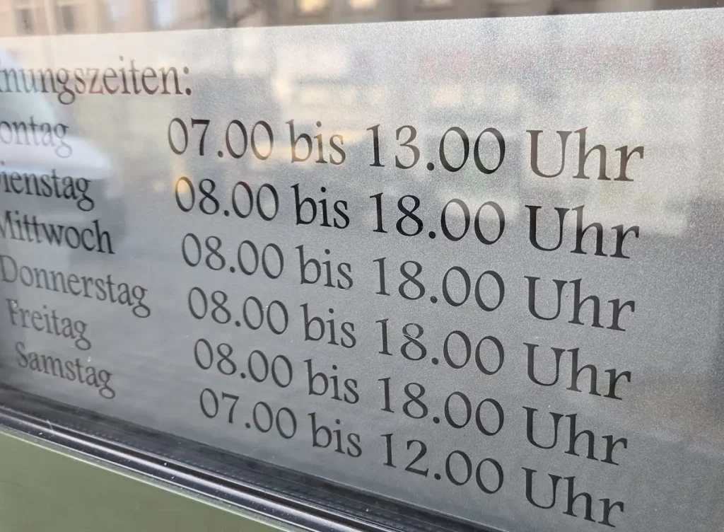Aktuelle Öffnungszeiten vom Altstadt Friseur Nauen in der Marktstraße.